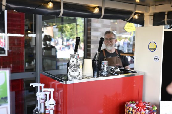 Jan am Markttag Barista hinter der Maschine