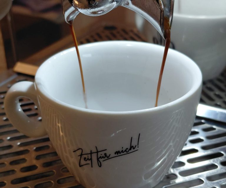 Espressotasse Espresso extrahiert frisch in eine Tasse