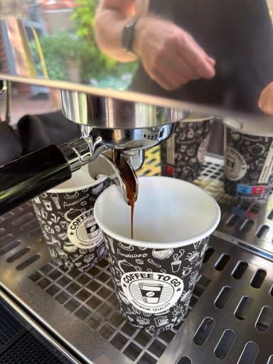 Espresso Espresso läuft in den Becher