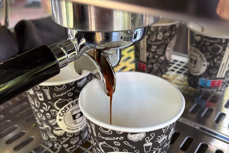 Espresso Espresso läuft frisch in einen Becher