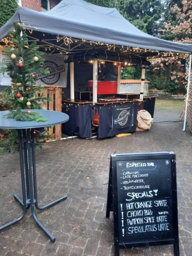 Weihnachtsmarkt 2025 mit Pavilion Anhänger und Tresen beim Weihnachtsmarkt in Ansicht