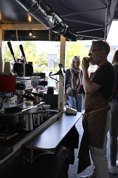 Markttag Barista bei der Arbeit am Siebträger