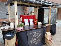 Baranhänger mobile Bar bei Marktbesuch