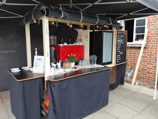 Anhänger bei Privat Flohmarkt mit Pavillion Flohmarkt mit der mobiler Espressobar